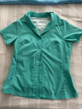 Columbia Women’s Teal Short-Sleeve PFG shirt